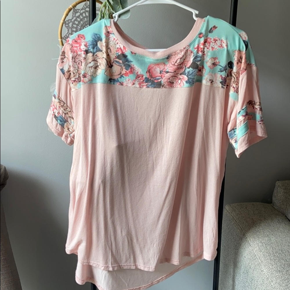 Short sleeve shirt with floral details